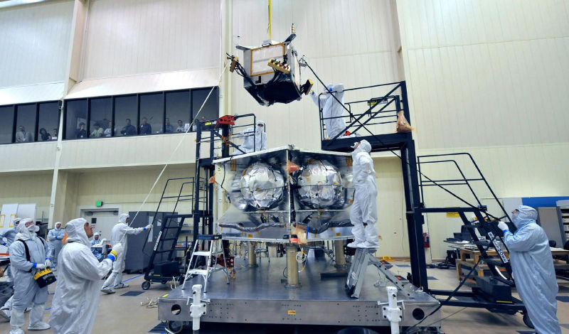 Técnicos instalan la cápsula de titanio antirradiación el 19 de mayo de 2010 (Imagen: NASA/JPL-Caltech/LMSS